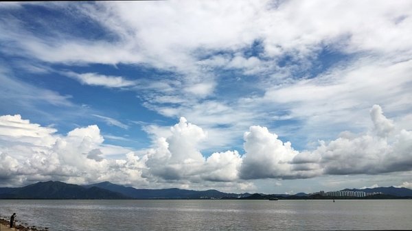 香港暗雲～(ノд｀)