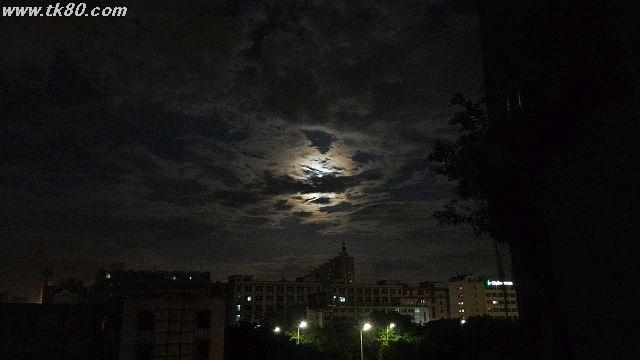 ホテルの窓越しに見える満月