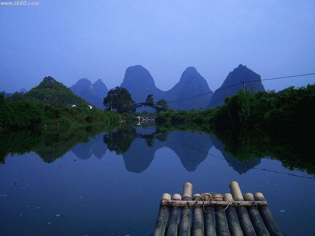 åæ¹ã«ãã¬ã€ãªã¢ãŒãç¶ã®å¯æ¥æ©ïŒFu chun qiaoãèŠããŸã