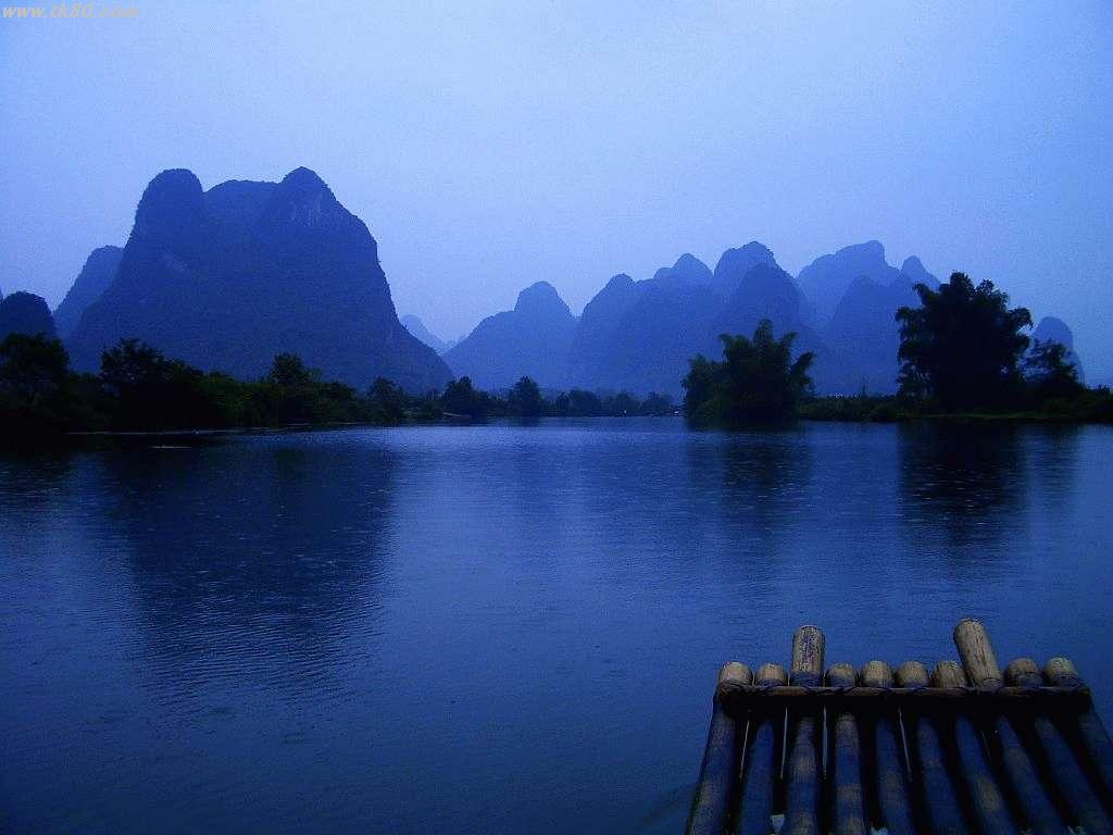 éšãéã£ãŠããŸããããæ°Žå¢šç»ã®äžçã§ãã