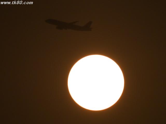 屋上から見た日没と飛行機の関係-その1
