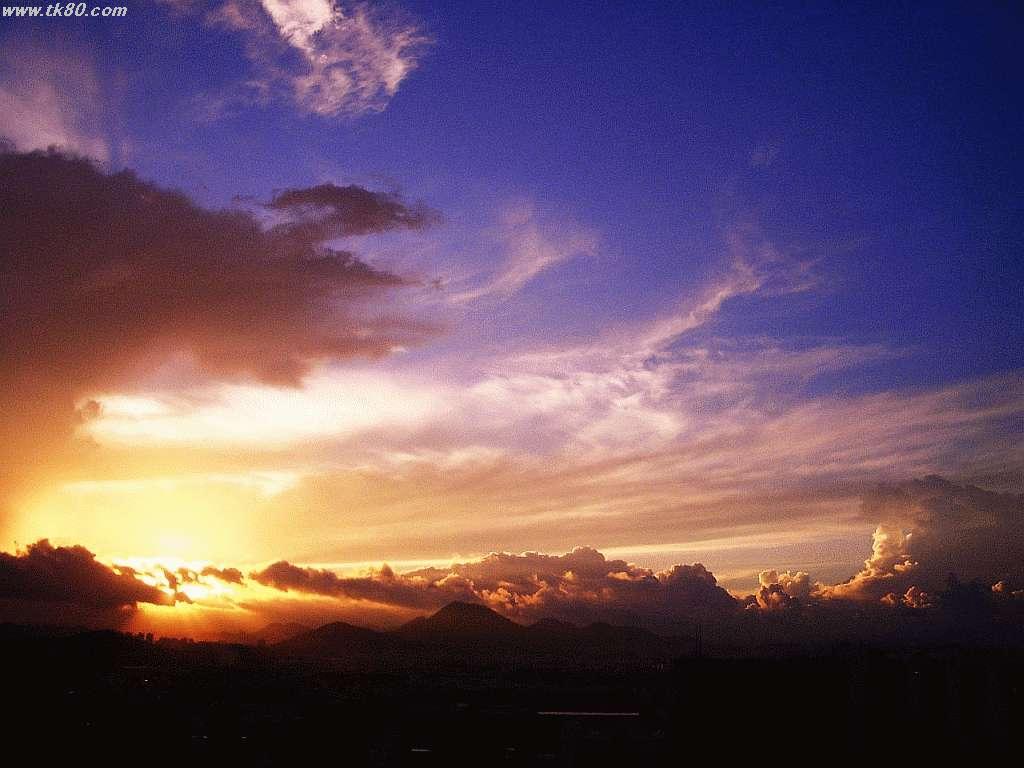 日の出と昼間の入道雲