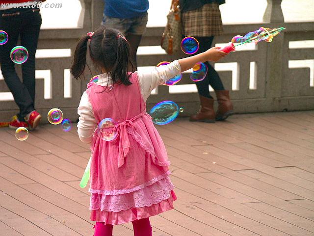 清明節初日、大勢の人が散歩を楽しんでいる